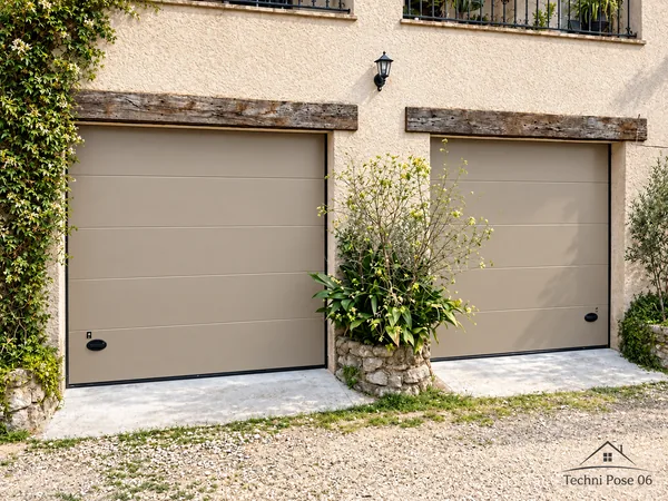 Deux portes de garage dans une façade traditionnelle